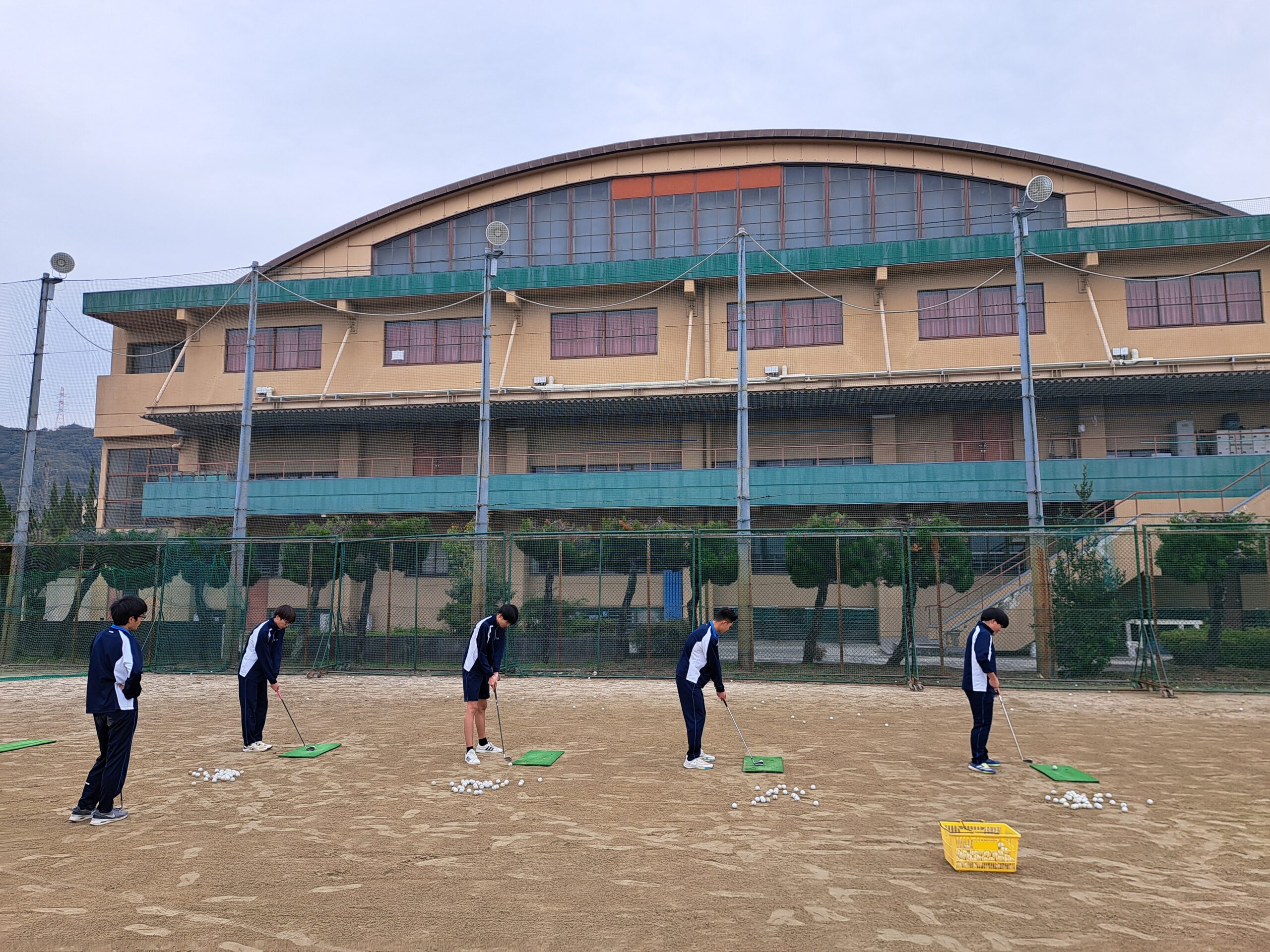 大阪府立交野高等学校で、体育授業でゴルフを実施しました