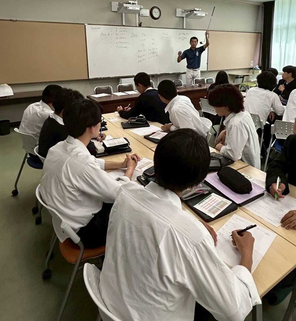 大阪府立枚方津田高等学校で、体育の授業にゴルフが実施されています。